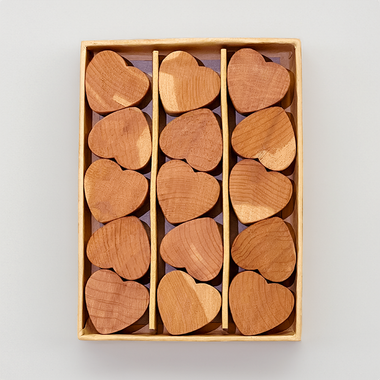 Handgjorda hjärtan i Rödcederträ